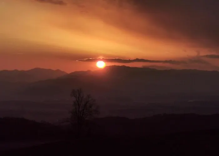 Lunela Estate With Sauna Vakantiehuis Cerklje na Gorenjskem
